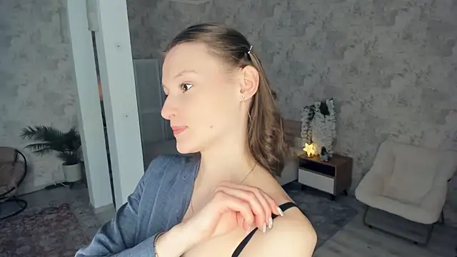 LianneBynon online show from February 8, 9:24 am