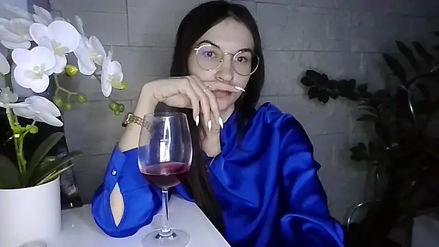 JuliaLovely online show from February 10, 3:37 pm