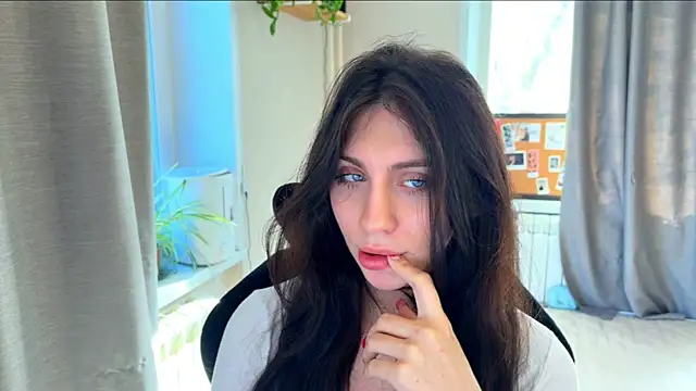 lunawho online show from April 22, 5:26 am