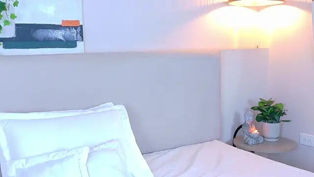 VioletBloomm online show from April 15, 12:17 pm