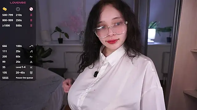 HannaHayles online show from April 4, 5:12 pm