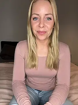 emily-becker22 online show from March 19, 5:28 pm