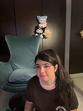 EmilyAndAndrew online show from April 10, 4:29 am