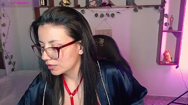 QueenRose94 online show from April 1, 1:41 pm