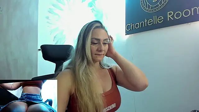 Snapshot of annie_vega17_ chatting on February 18, 9:03 pm annie vega17 online show from February 18, 9:03 pm