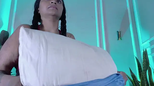 SuzyFox  online show from April 11, 7:50 pm