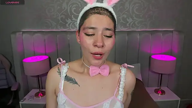 Raven1fox online show from April 18, 7:44 am