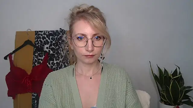 CinderellaMoon online show from April 16, 6:46 am