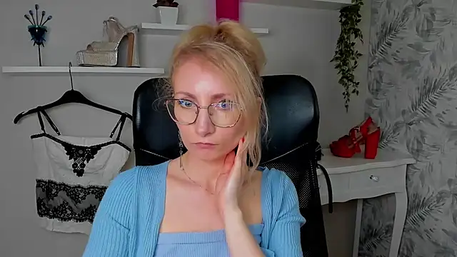 CinderellaMoon online show from March 27, 8:26 am