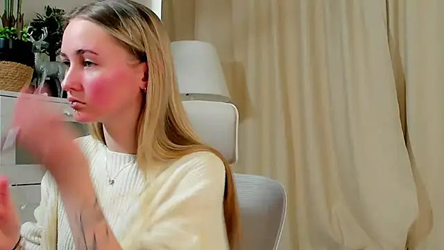 Snapshot of TraceeRebollar chatting on February 17, 11:20 am TraceeRebollar online show from February 17, 11:20 am