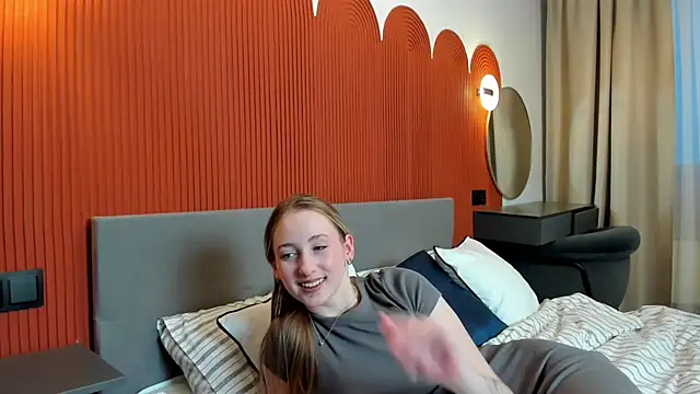 Snapshot of TraceeRebollar chatting on February 24, 2:16 pm TraceeRebollar online show from February 24, 2:16 pm