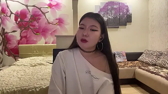 MaeRaads online show from March 17, 6:45 pm