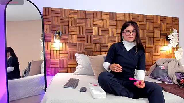 aleessiia online show from April 14, 1:22 pm