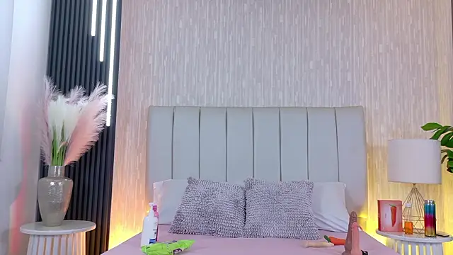 Lorenn Sweet online show from March 28, 1:32 pm