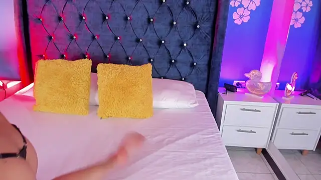 laurasmith  online show from April 17, 12:29 pm