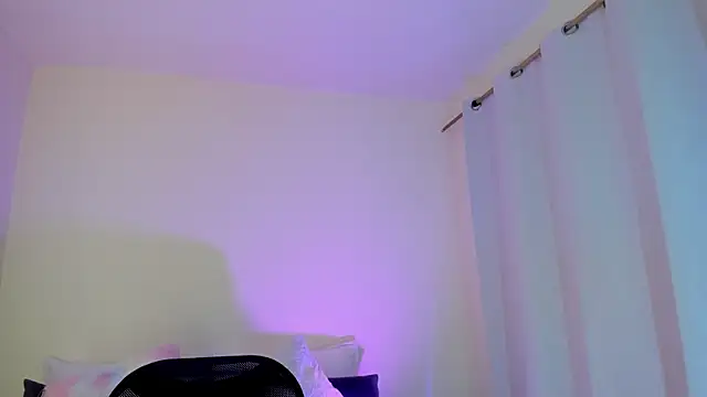 MIAA ROBERTSS online show from April 4, 7:45 pm