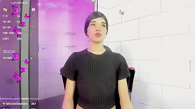 madison mujica  online show from April 18, 11:13 am