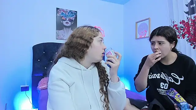 valeria and zoe online show from March 11, 2:31 pm