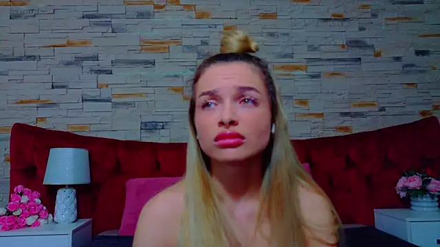 LannaSkyy online show from April 17, 9:50 pm