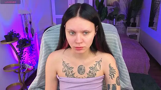 kittenlolla online show from April 18, 5:43 am