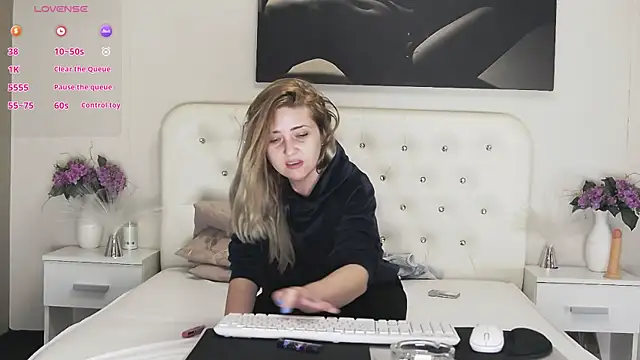 MellanieBliss online show from April 10, 6:30 am