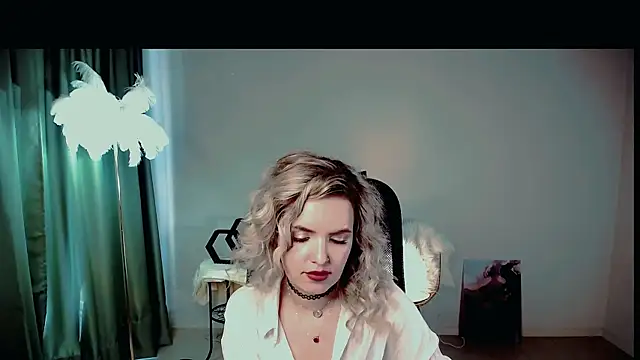 AliceSmite online show from June 10, 1:32 pm