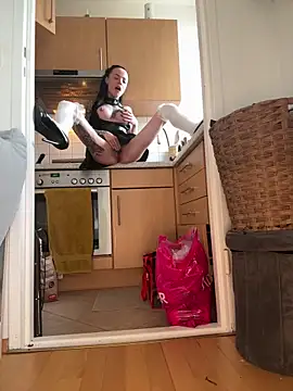 SkinnyLilly online show from March 14, 12:50 pm