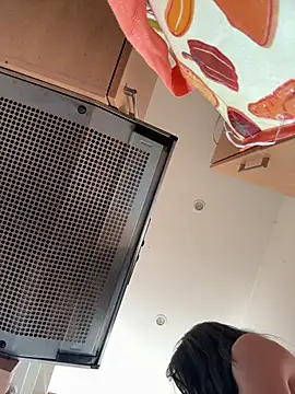 SkinnyLilly online show from April 21, 1:29 pm