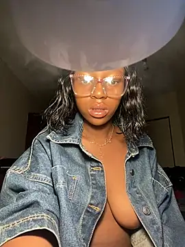 freakyyslutt online show from March 17, 4:05 am