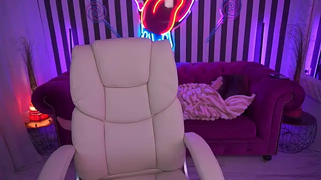 LittleJulii online show from May 19, 1:56 am