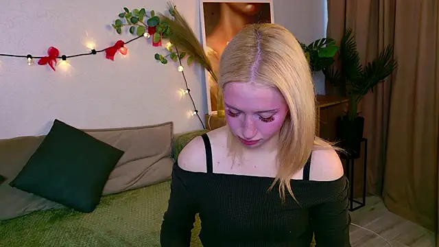 LumLue online show from March 12, 2:09 pm