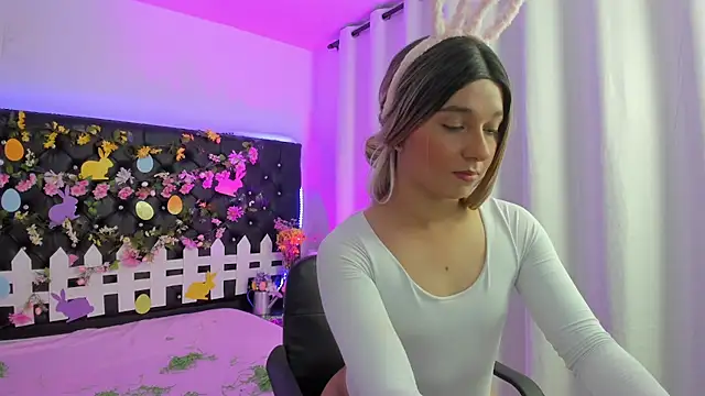 BellaRoge online show from April 6, 5:19 am