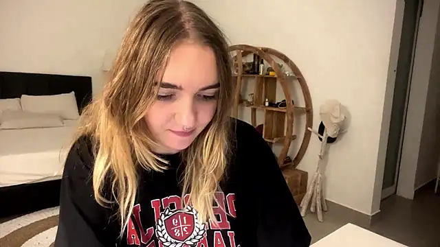 RoxyWet online show from March 29, 6:18 pm