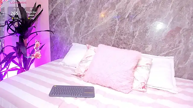 Megan Stein online show from April 29, 8:03 pm