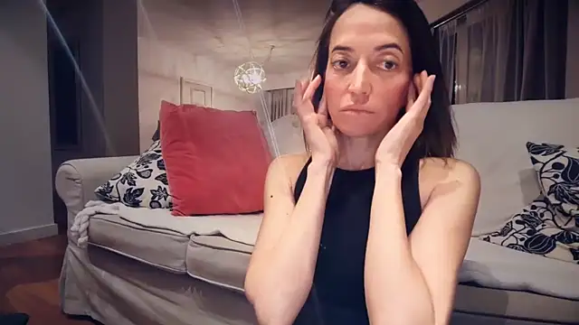 callmeCarlota online show from March 19, 7:18 pm