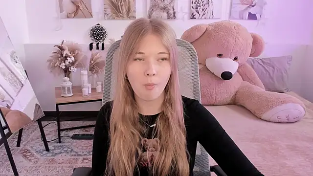 LunasFrost online show from April 8, 8:16 am