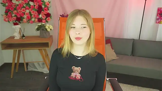 LunasFrost online show from April 9, 10:20 am