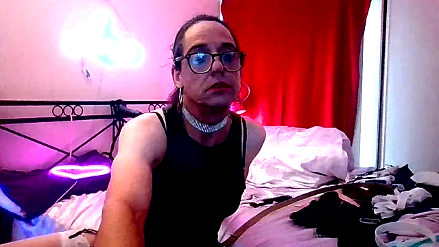 courtney1982 online show from April 5, 11:15 pm