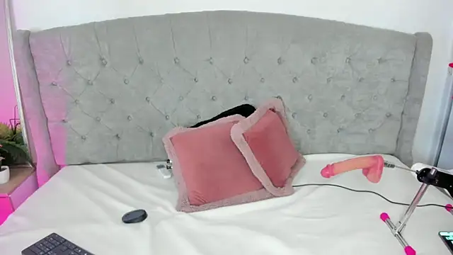 Biannca Diaz  online show from July 12, 1:56 pm