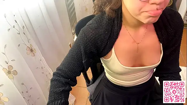 petitecurlybrunette online show from June 1, 4:19 pm