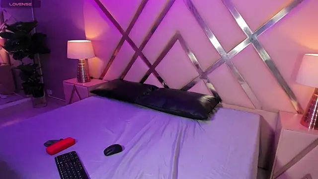 EstherValliere online show from April 16, 12:16 pm