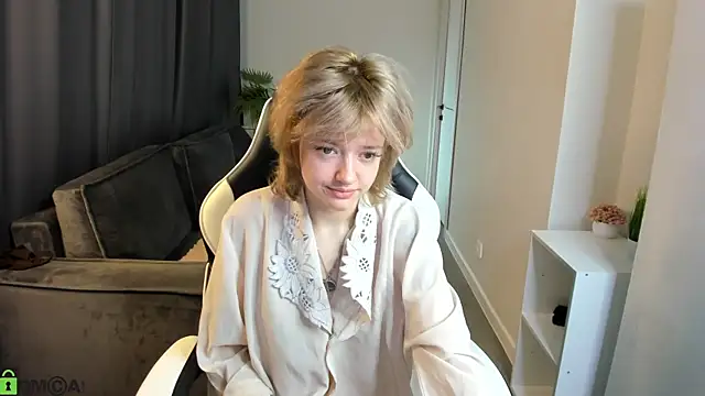 LunaaBee online show from June 20, 1:09 am