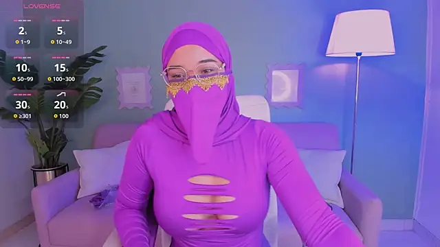 SamiraLuxe online show from April 9, 9:48 am