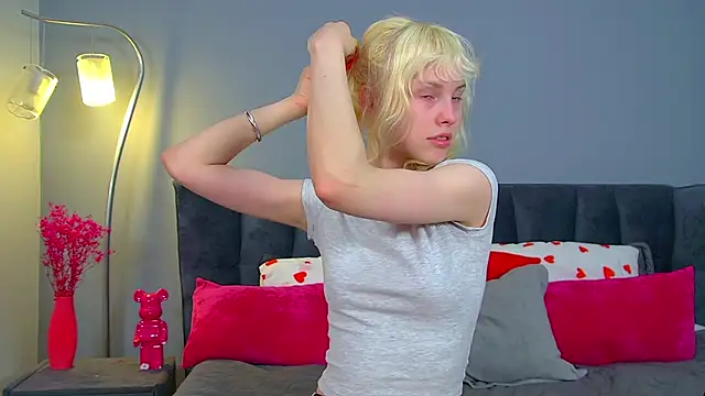 HannahHollis online show from April 29, 5:30 pm