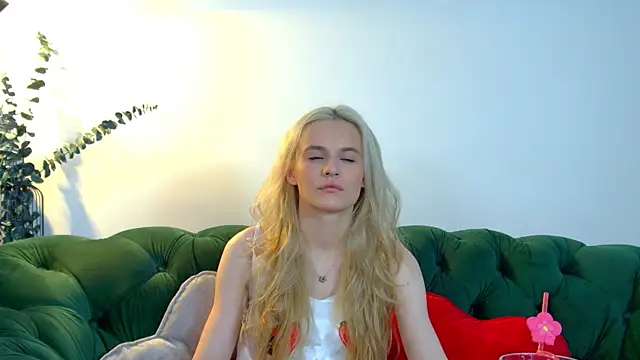 LeaLamour online show from July 11, 6:35 am