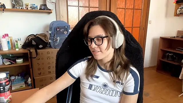 PillowPeachX online show from April 29, 2:31 pm