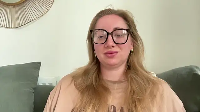 arielsweetieee online show from June 11, 6:21 am