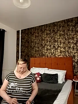 I amVeronicle online show from April 27, 6:05 pm