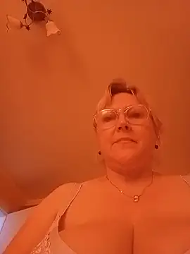 I amVeronicle online show from June 18, 12:32 pm
