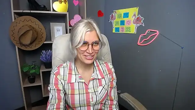 RubyDaviss online show from May 14, 6:30 am